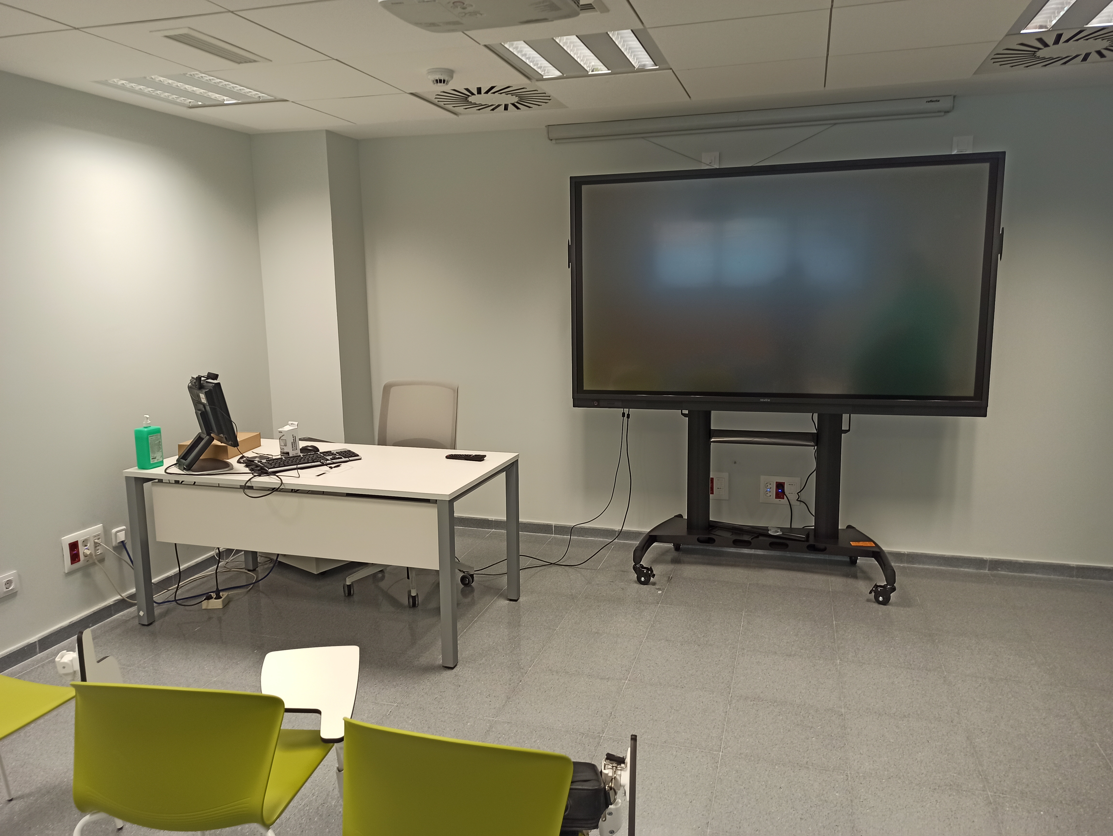 Instalación de monitor interactivo de 86 pulgadas en el Hospital Gregorio Marañón de Madrid