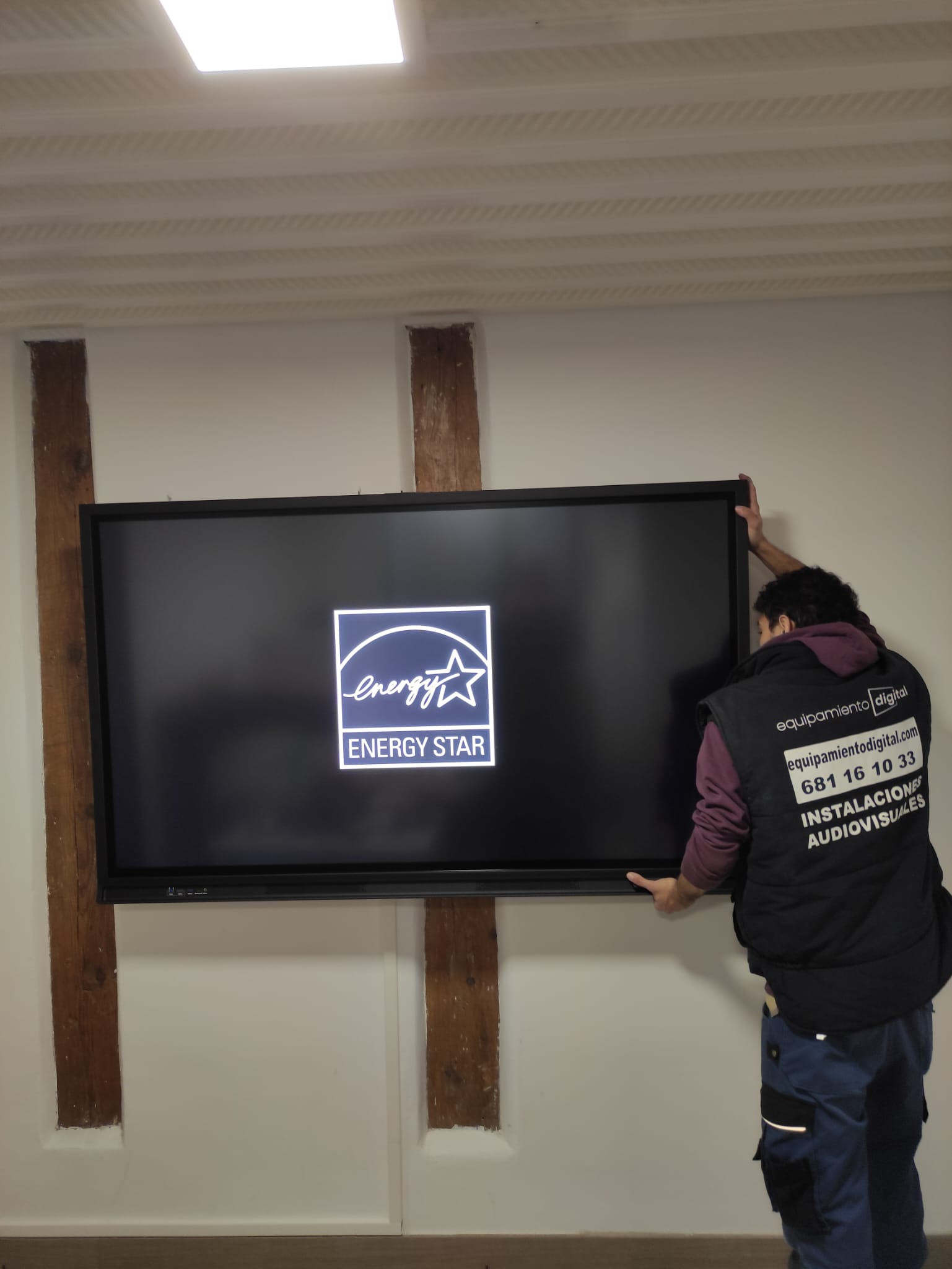 Instalación de monitores interactivos en Asociación COGAM